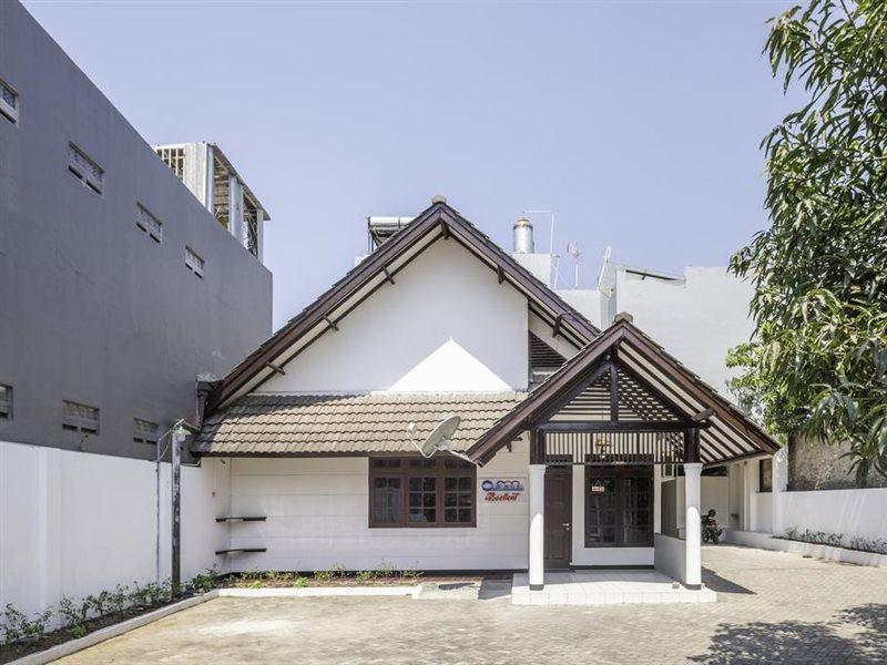 Super Oyo 1568 Stasiun Ka Cirebon Guest House Exterior photo