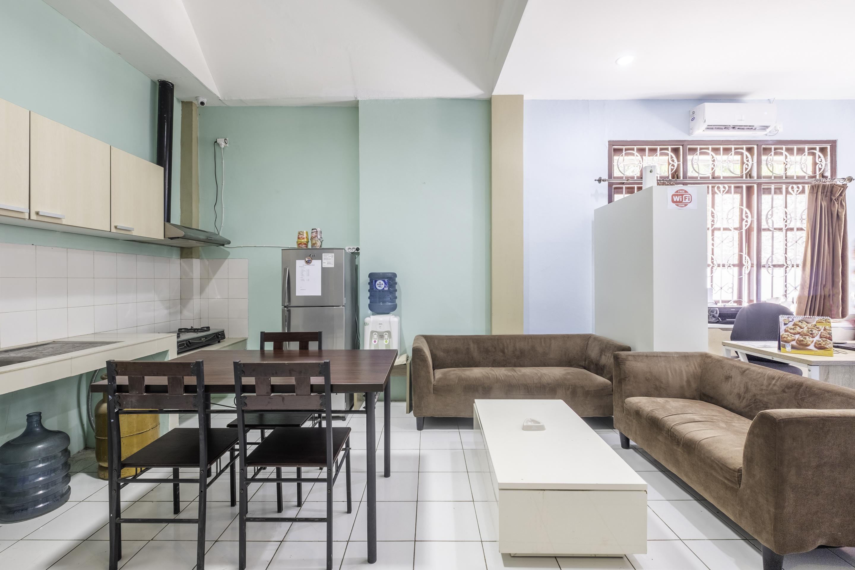Super Oyo 1568 Stasiun Ka Cirebon Guest House Exterior photo
