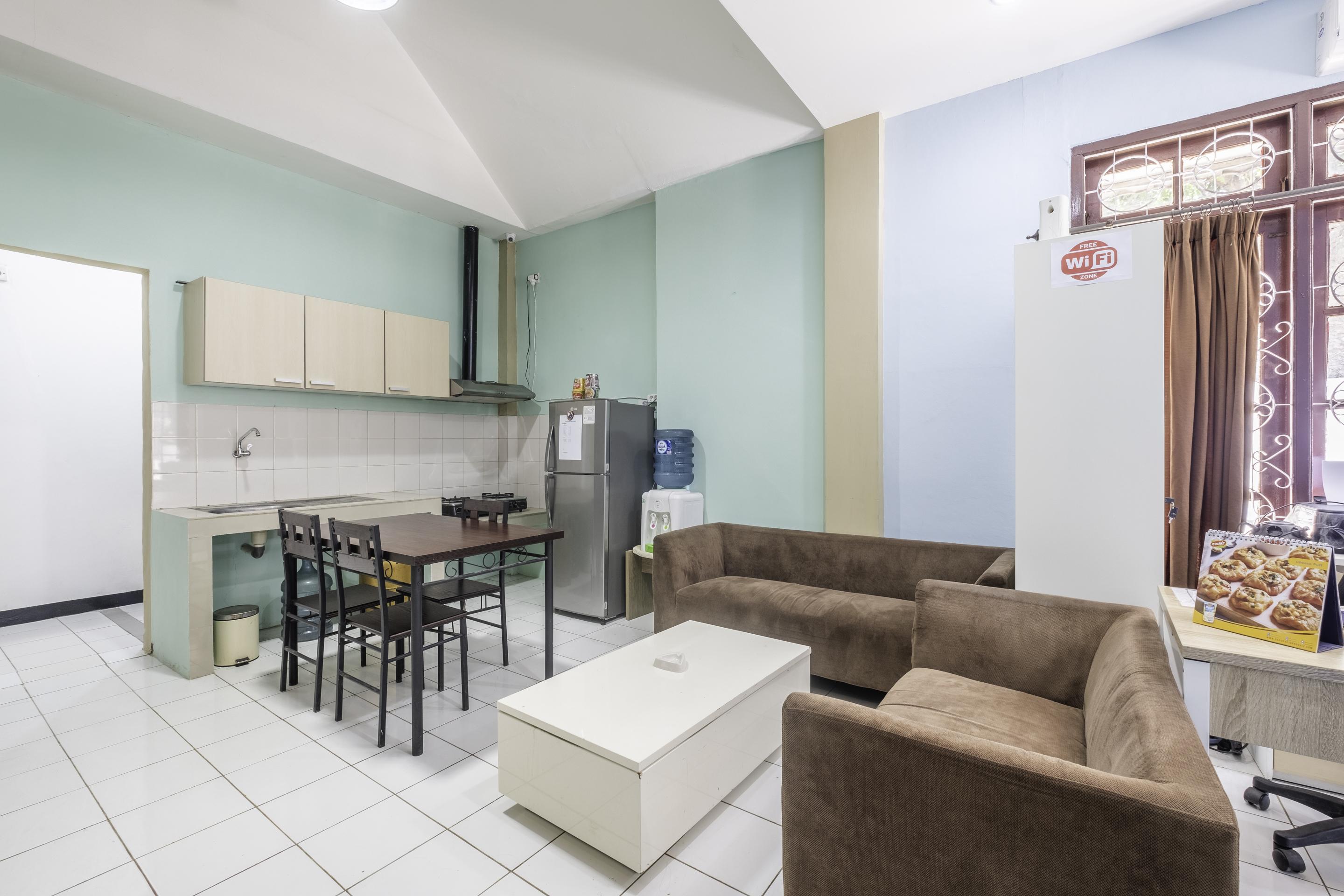 Super Oyo 1568 Stasiun Ka Cirebon Guest House Exterior photo