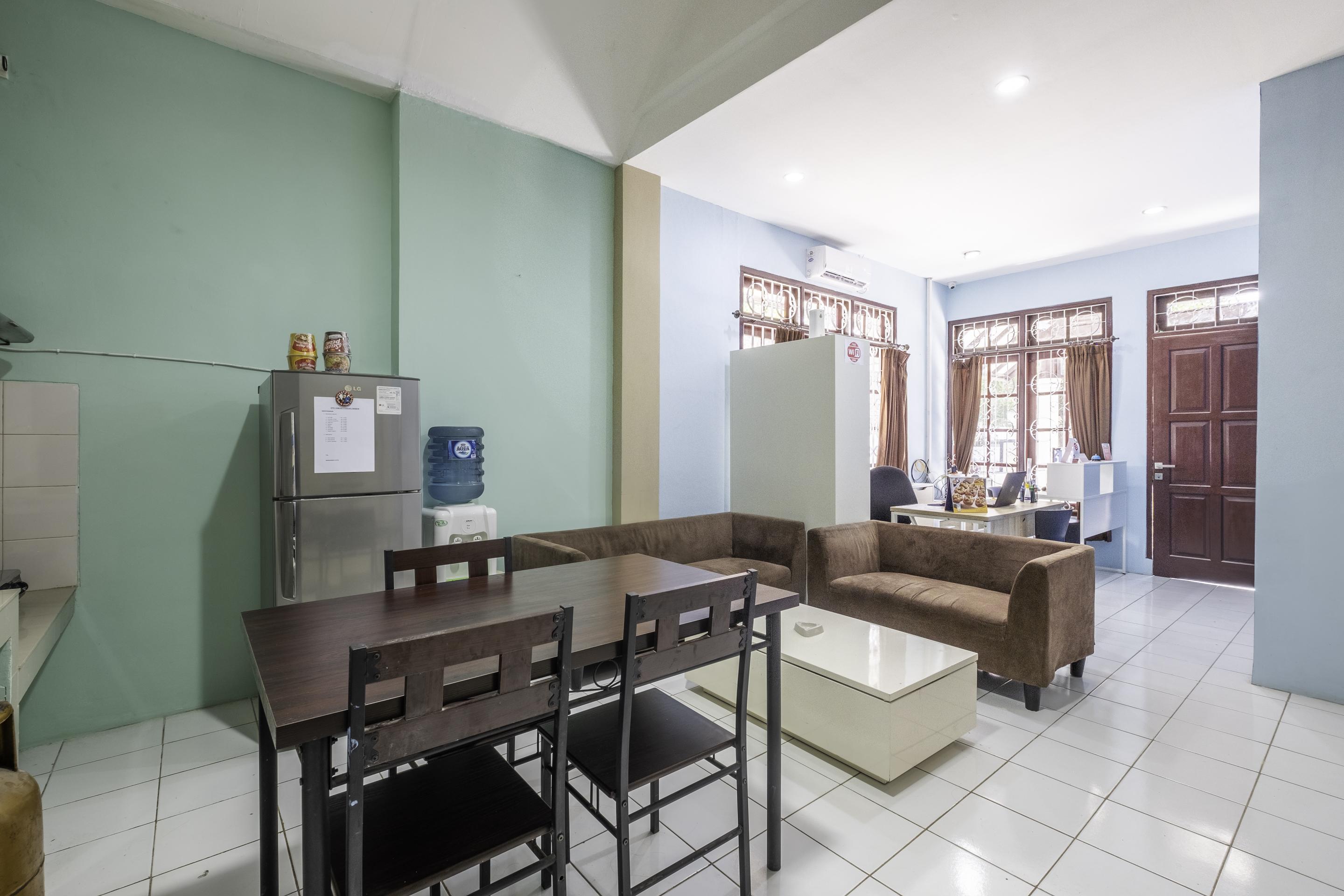 Super Oyo 1568 Stasiun Ka Cirebon Guest House Exterior photo